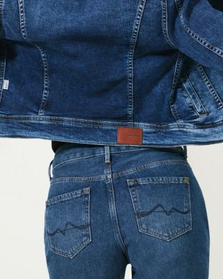 Milujete džíny stejně jako my? 😍 Máme pro vás skvělou zprávu! V Jeans Store pro vás máme top kolekci džínů od ikonické...