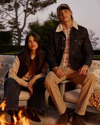 Podzimní večery mají svoje kouzlo. 🍂🔥 Denim bunda s kožíškem, kostkovaná košile a pohodlné džíny – outfit, který zahřeje...